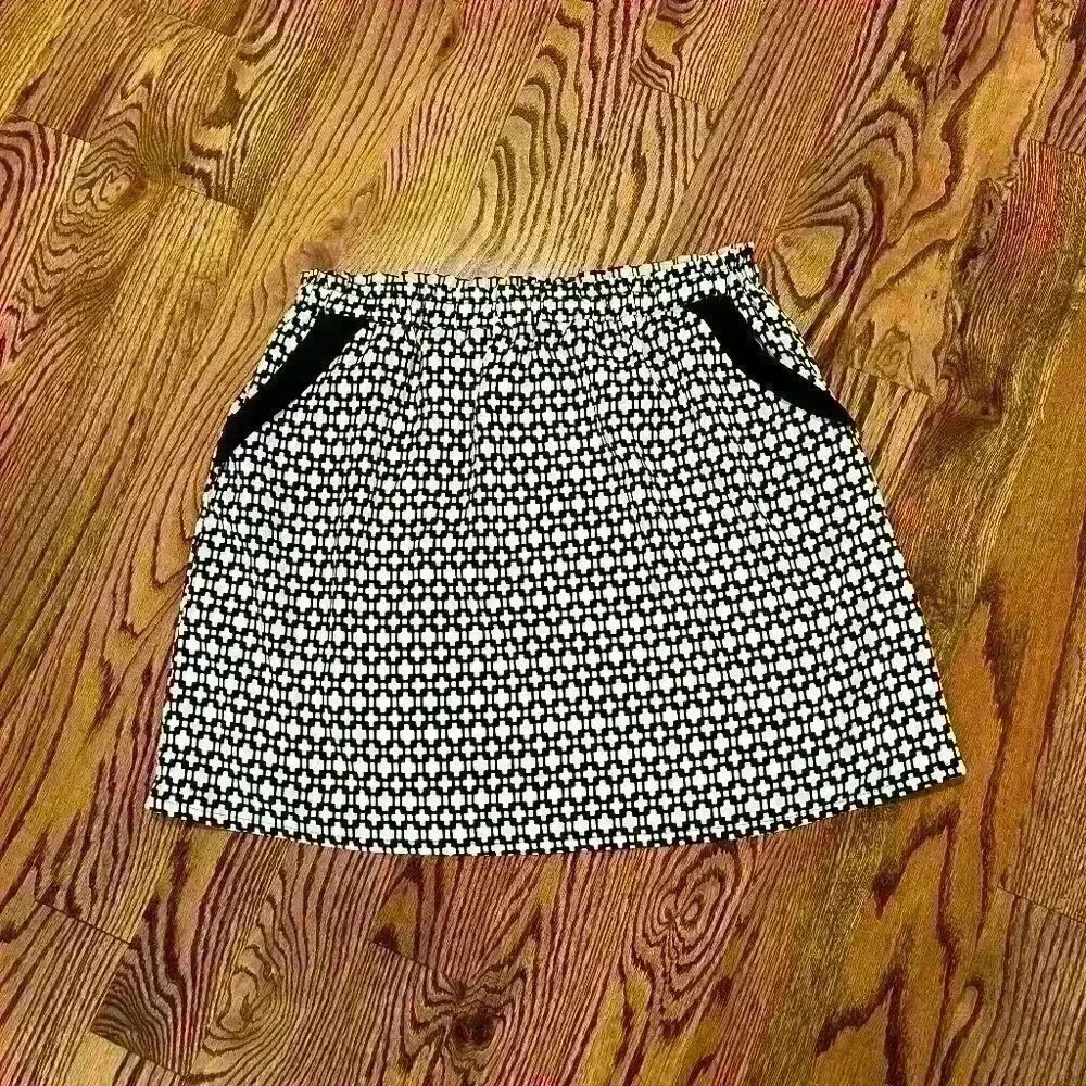Dina Be - Black and white skirt - with pockets! Size Large